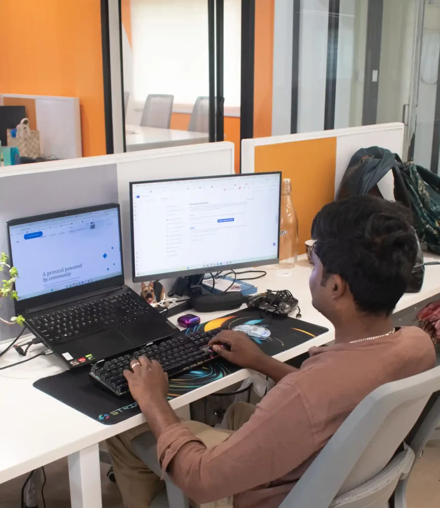 Novo coworks employee